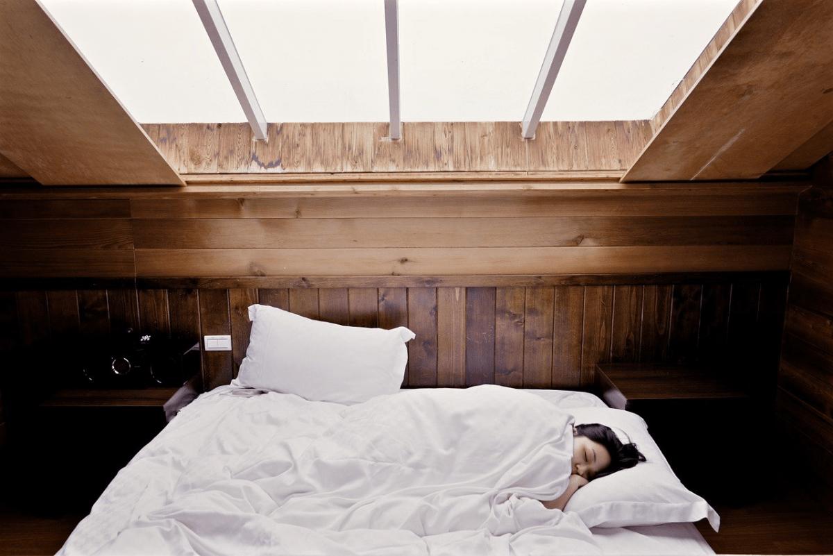Itt a magyarázat, hogy miért alszunk rosszul egy idegen helyen